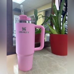 Brand New in Box! Stanley 30 oz H2.0 Flowstate Quencher Tumbler Sizzling Pink!!